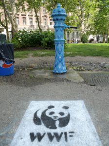 26.05.2016., Zagreb - Na Zrinjevcu sreet art umjetnici iz studija Lapo Lapo Bare i Modul, oslikali su mural na pvc foliji sa raznim ribjim porukama, kraj koje se posjetitelji mogu slikati i dijeliti fotke na drustvenim mrezama. Photo: Marko Lukunic/PIXSELL