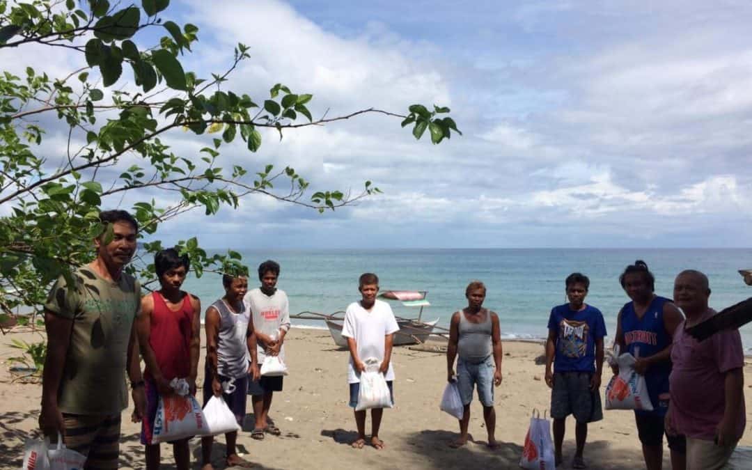Reis-Hilfspakete für Fischer*innen auf den Philippinen